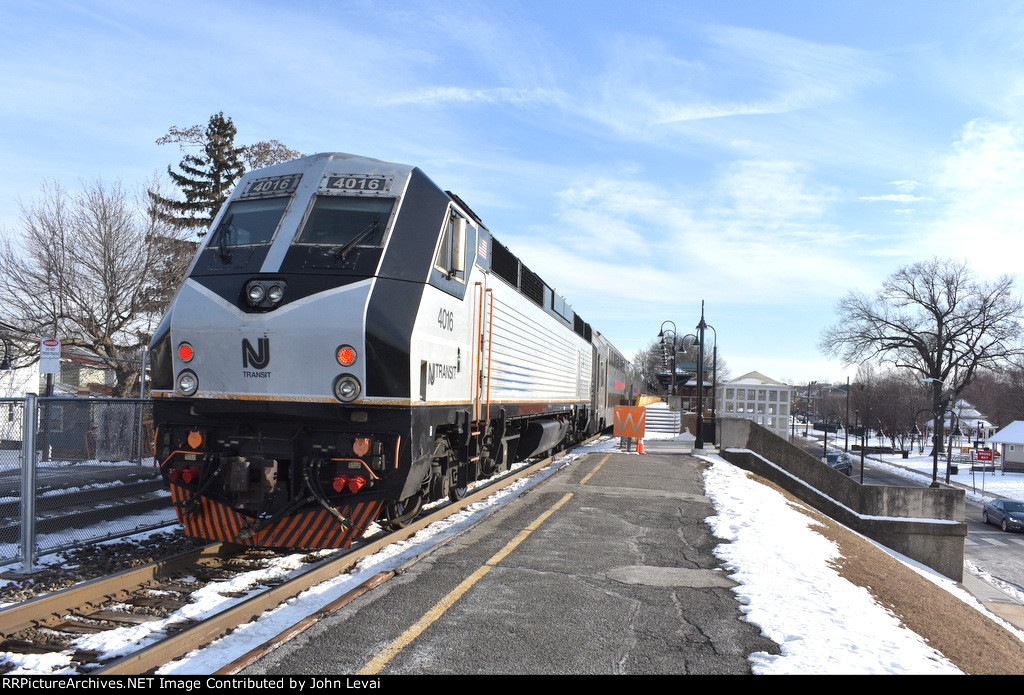 PL42AC # 4016 pushing Train # 1718 out of Lyndhurst Station 